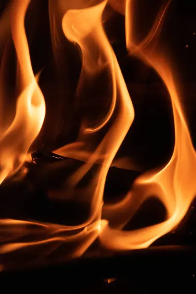 Siyah arka planda yangın alevleri. soyut