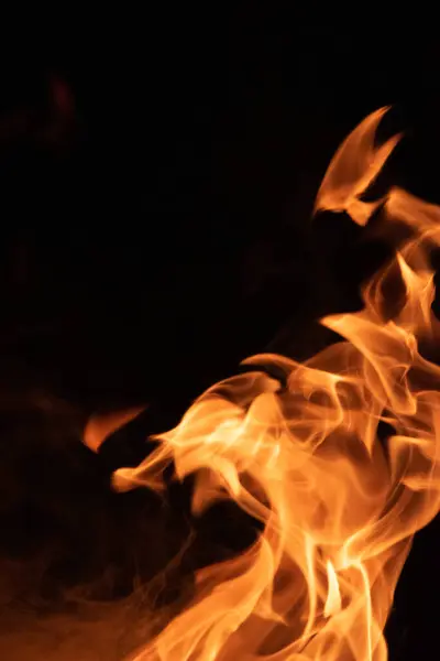 Siyah arkaplanda yangın