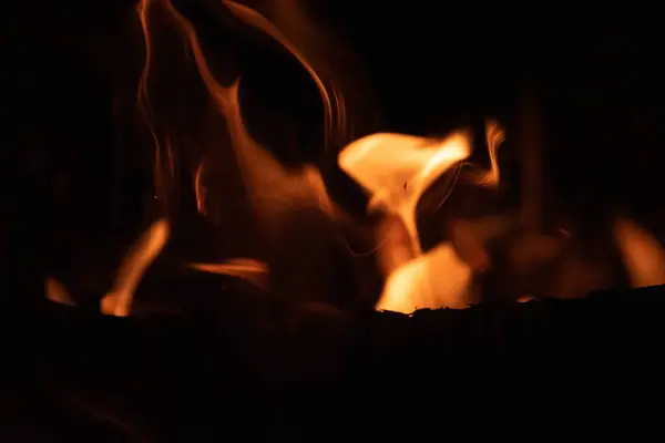 Siyah arkaplanda ateş