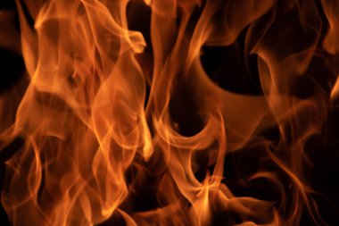 alevler siyah arkaplanda