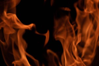 alevler siyah arkaplanda