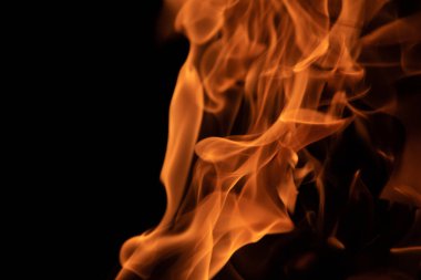 Siyah arkaplanda soyut alevler