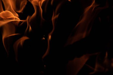 Siyah arkaplanda yanan alevler