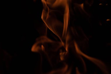 Siyah arkaplanda yanan ateş