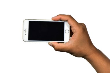 Beyaz arkaplanda izole edilmiş akıllı telefon kullanan el