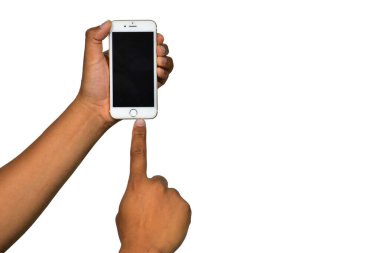 Beyaz arka planda el ele tutuşan akıllı telefon. kırpma yolu.