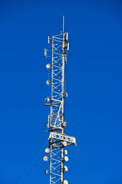 İletişim kulesi üzerinde mavi gökyüzü