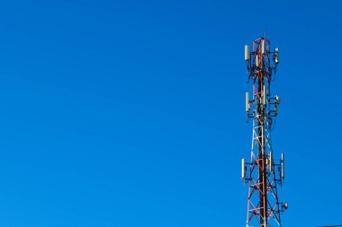 Mavi gökyüzüne karşı mobil iletişim kulesi