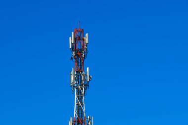 Mavi gökyüzüne karşı mobil iletişim kulesi