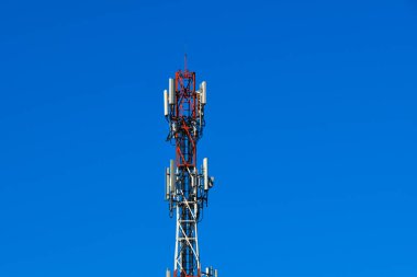Mobil kule anten ve mavi gökyüzü