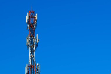 Gökyüzüne karşı iletişim anteni. Telekomünikasyon kavramı