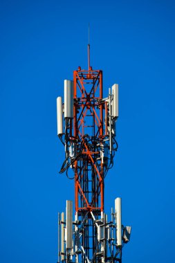 hareket eden telefon kule mavi gökyüzü