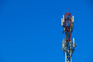 Mavi gökyüzü ile anten Kulesi