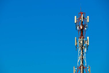 Mavi gökyüzü arka plan ile anten Kulesi.