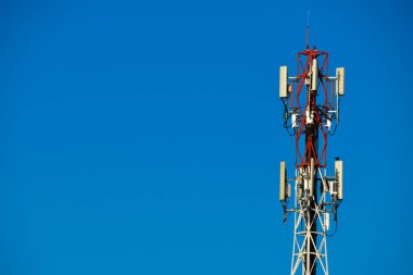 İletişim kulesi ile mavi gökyüzü arka plan