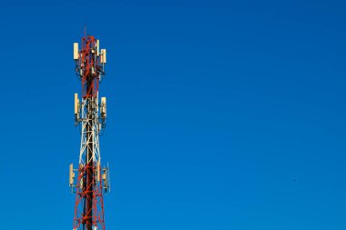 Bulutlu mavi gökyüzüne karşı iletişim kulesi. Haberleşme kulesi.