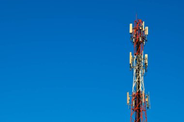 Mavi gökyüzü ile cep telefonu iletişim kulesi