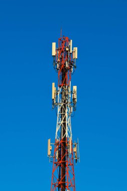 mavi gökyüzü ve bulutlu iletişim kulesi ve anten.