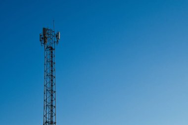 Gökyüzündeki telekomünikasyon kulesi