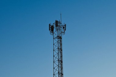 Mavi gökyüzü olan cep telefonu kulesi