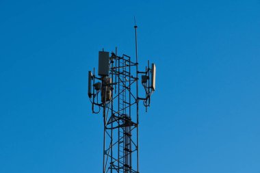 İletişim kulesi ile mavi gökyüzü arka plan