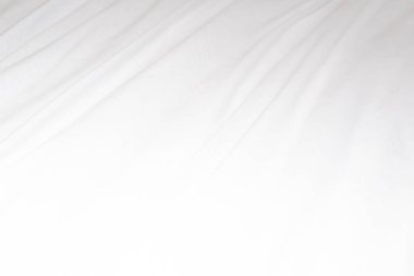 Yumuşak kıvrımlı beyaz ipek saten