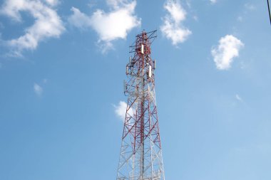 Mobil iletişim kulesi gökyüzü arka planı, telekomünikasyon kulesi, telekomünikasyon