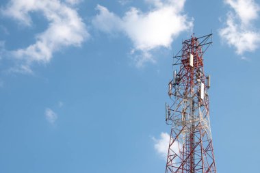 Gökyüzü ile iletişim kulesi