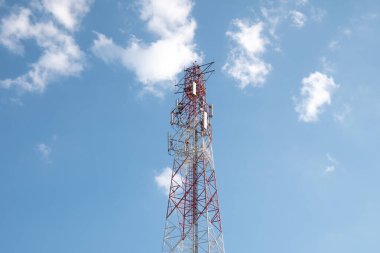 Gökyüzü arka planında antenleri olan telekomünikasyon kulesi