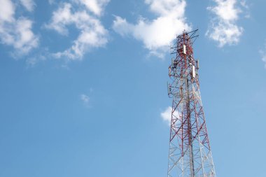 Mavi arkaplanlı yüksek voltaj kulesi