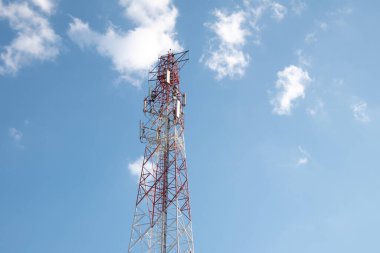 mavi gökyüzü ile iletişim kulesi