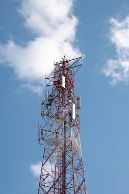 Gökyüzüne karşı cep telefonu kulesi.