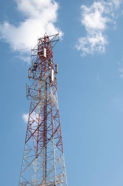 İletişim kulesi ve gökyüzü.