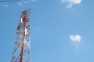 İletişim kulesi gökyüzüne karşı