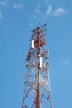 İletişim kulesi üzerinde mavi gökyüzü