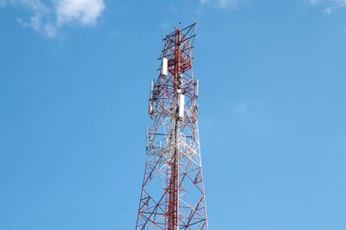 Yüksek voltaj gökyüzü mavi.