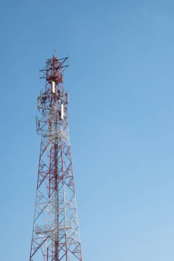 Mavi gökyüzü arkaplanındaki haberleşme kulesi.