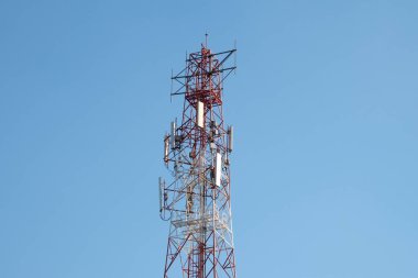 Gökyüzü arkaplanındaki cep telefonu iletişim kulesi