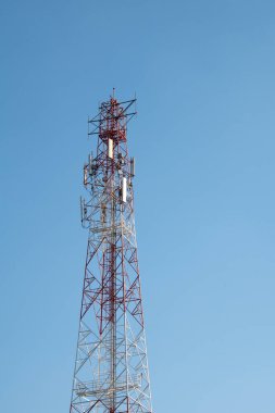 Telekomünikasyon kulesi antenleri ve gökyüzü