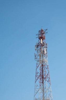 Mavi gökyüzü arkaplanındaki haberleşme kulesi