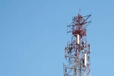 Gökyüzü arka planında televizyon kulesi antenleri.