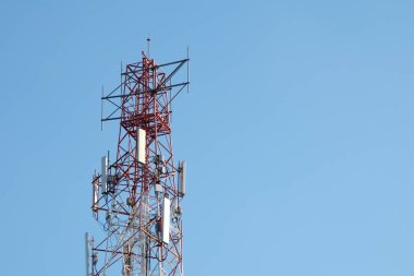 İletişim kulesi ve mavi gökyüzü