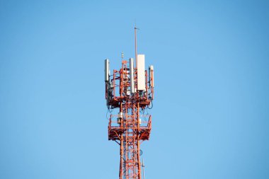 anten kulesi bulutlu açık mavi gökyüzünün arka planında