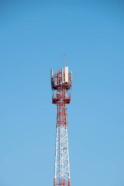 Antenleri, gökyüzü ve mavi arkaplanı olan anten kulesi