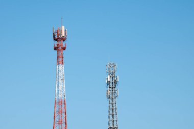 Mavi gökyüzü arkaplanındaki cep telefonu kulesi