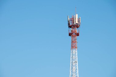 antenli iletişim kulesi, mavi gökyüzü ve bulut