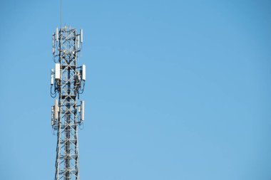 Mavi gökyüzüne karşı cep telefonu kulesi