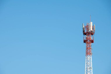 Mavi gökyüzüne karşı yüksek hız kulesi