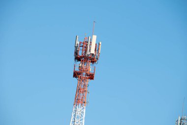 Telekomünikasyon kulesi antenleri ve mavi gökyüzü