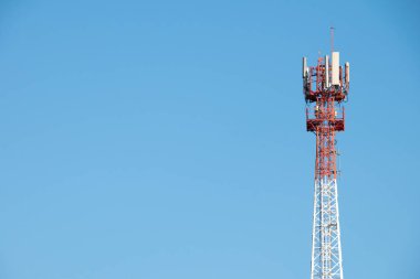 açık mavi gökyüzüne karşı yüksek voltaj kulesi.